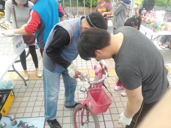 (제5회) 자원순환프로그램 자전거우산 수리 코너의 1번째 이미지