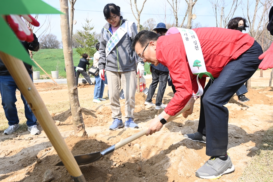 제79회 식목일 나무심기 행사의 6번째 이미지