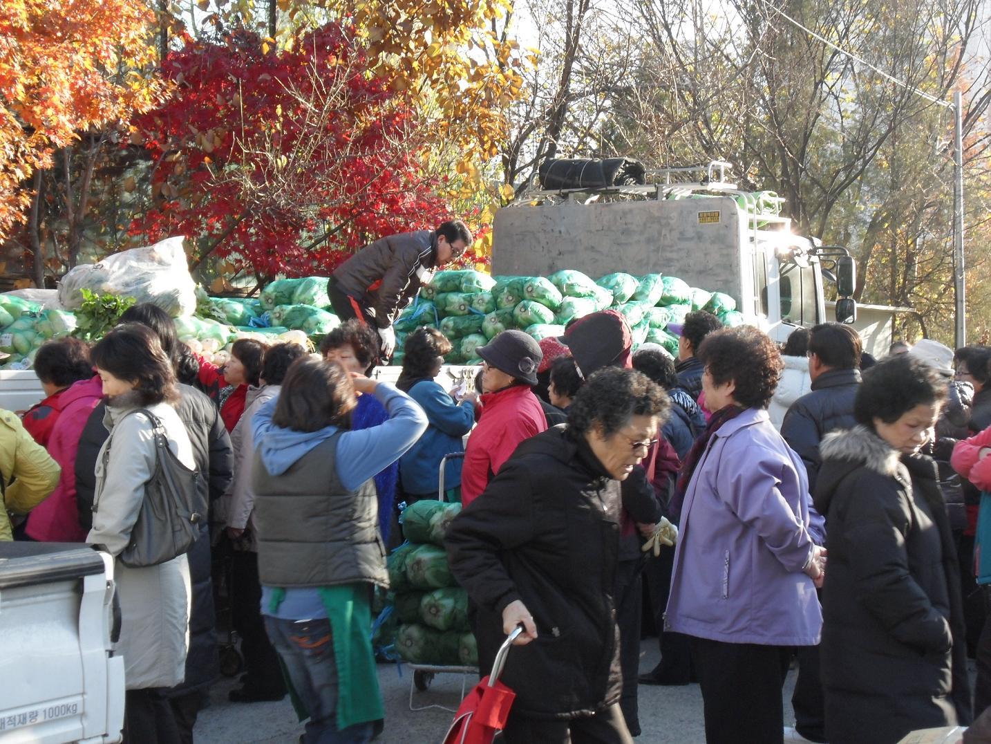 연수1동, 김장용 농산물 직거래 장터 성황의 1번째 이미지