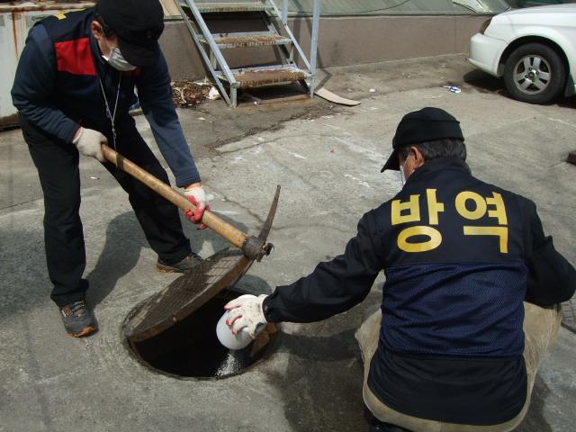 연수구보건소, 동절기 모기 유충 구제 활동의 1번째 이미지