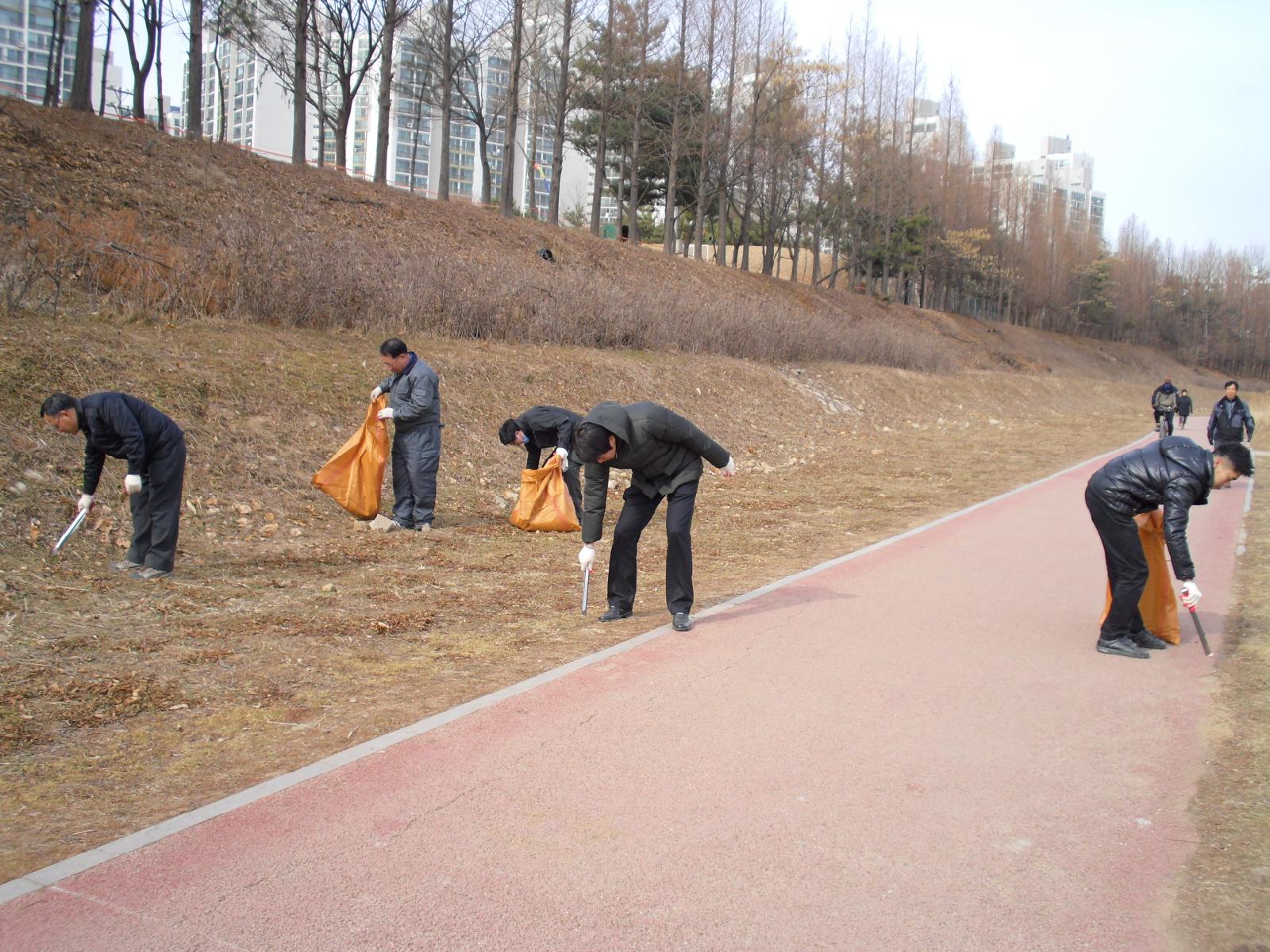 연수구, 군·관 합동 새봄맞이 우리동네 청소의날 실시의 1번째 이미지