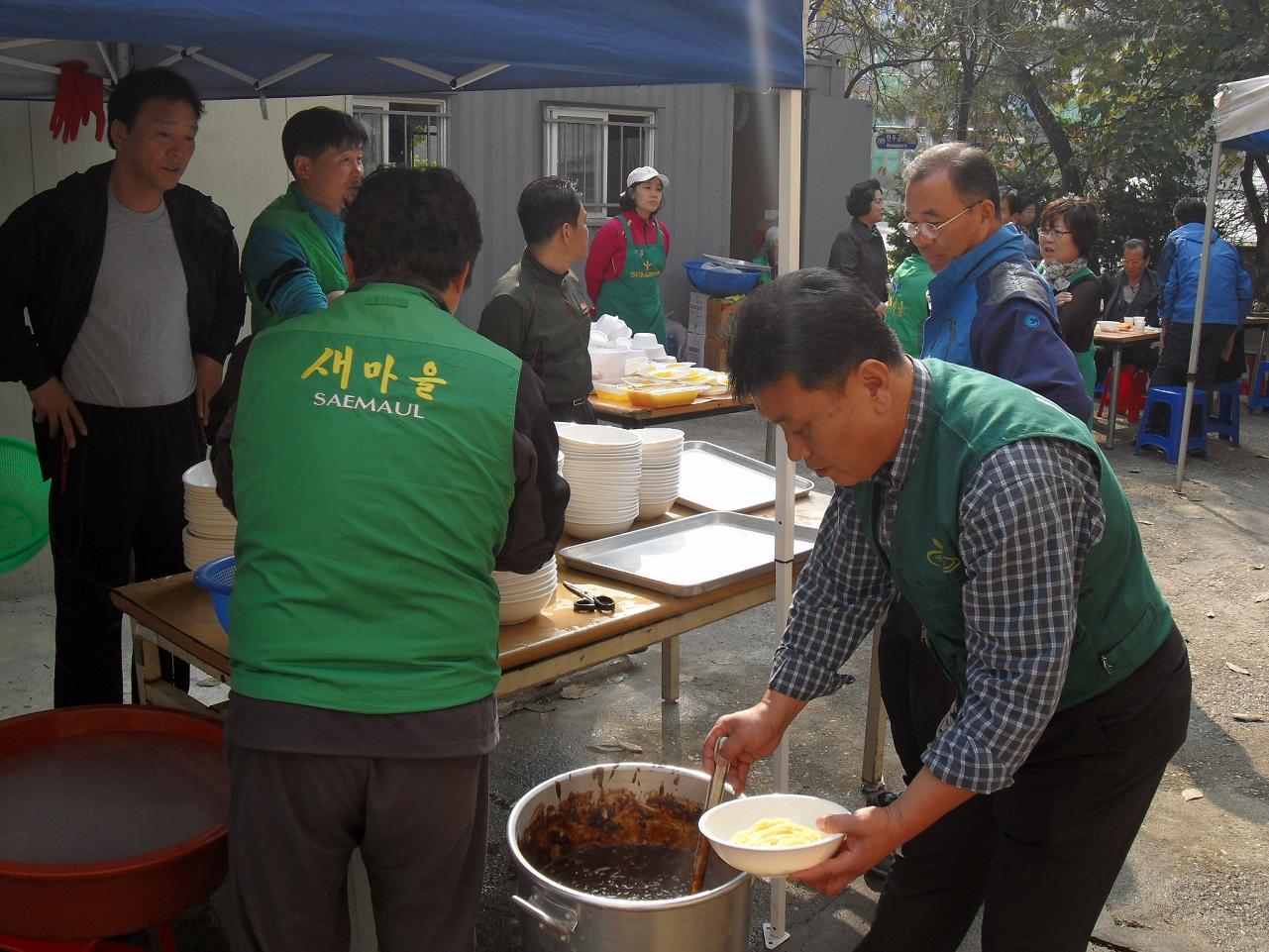 연수1동 새마을협의회·부녀회, 자장면 대접 봉사활동의 2번째 이미지