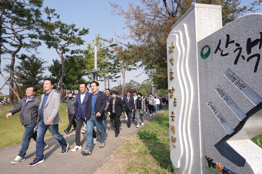 연수구는 지난 22일 선학체육관 광장과 승기천 일대에서 구민 8백여명이 참여한 가운데 제4회 승기천 환경사랑 걷기 대회를 개최했다.