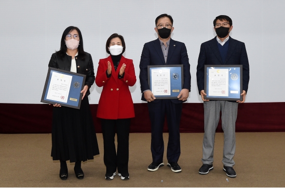 연수구는 인천광역시 도시디자인단 주관으로 개최된 제8회 시민디자인 한마당에서 디자인 행정 우수 기관에 선정되어 인천광역시장 표창을 수상했다.