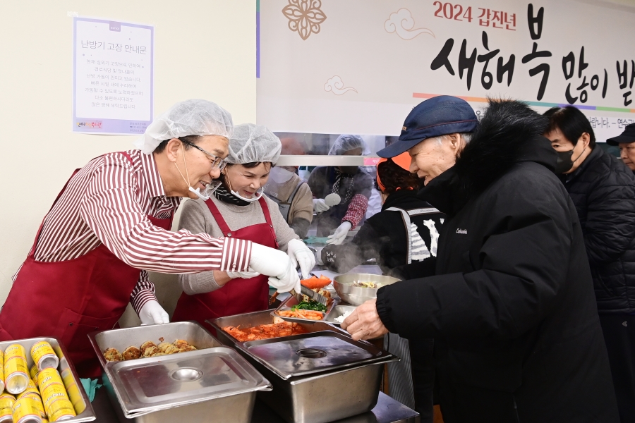 이재호 연수구청장, ‘연수구 노인복지관 경로식당’ 배식 봉사