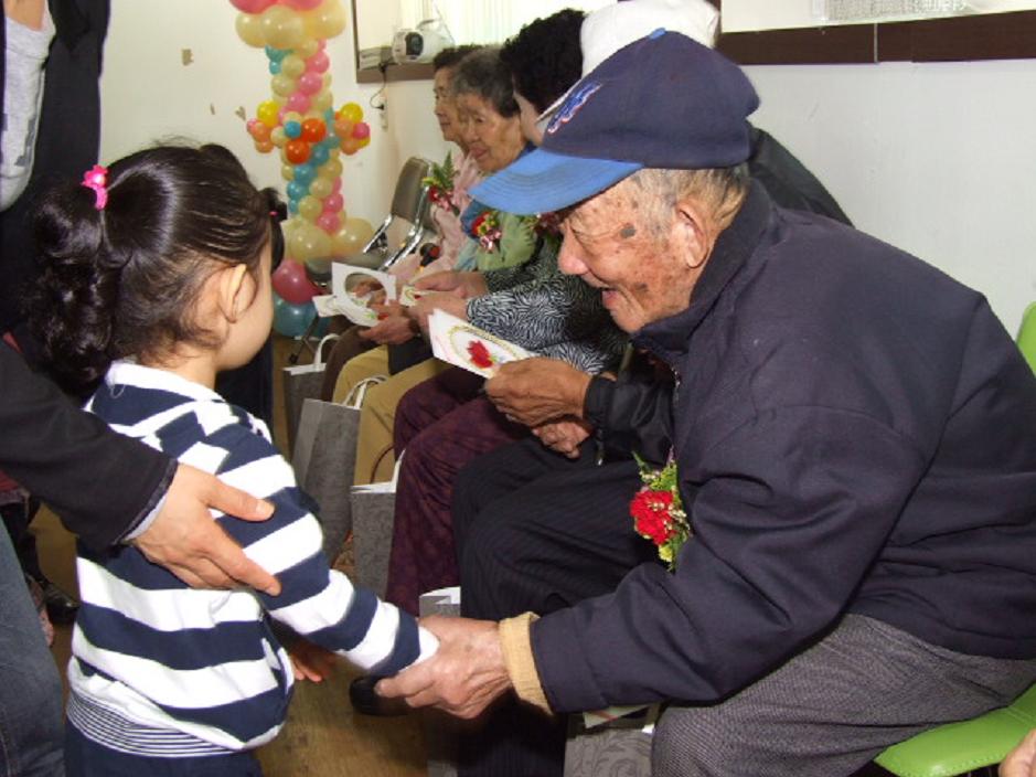 연수구 노인복지관 어버이날 행사, ''카네이션 사랑 전하기''의 1번째 이미지