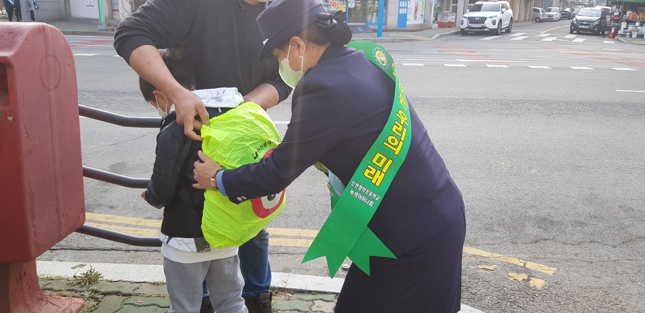 연수구, 초등학생 위한 교통안전 책가방덮개 보급의 1번째 이미지