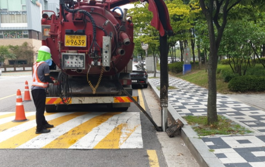 연수구, 우기철 대비 송도국제도시 일원 빗물받이 준설의 1번째 이미지