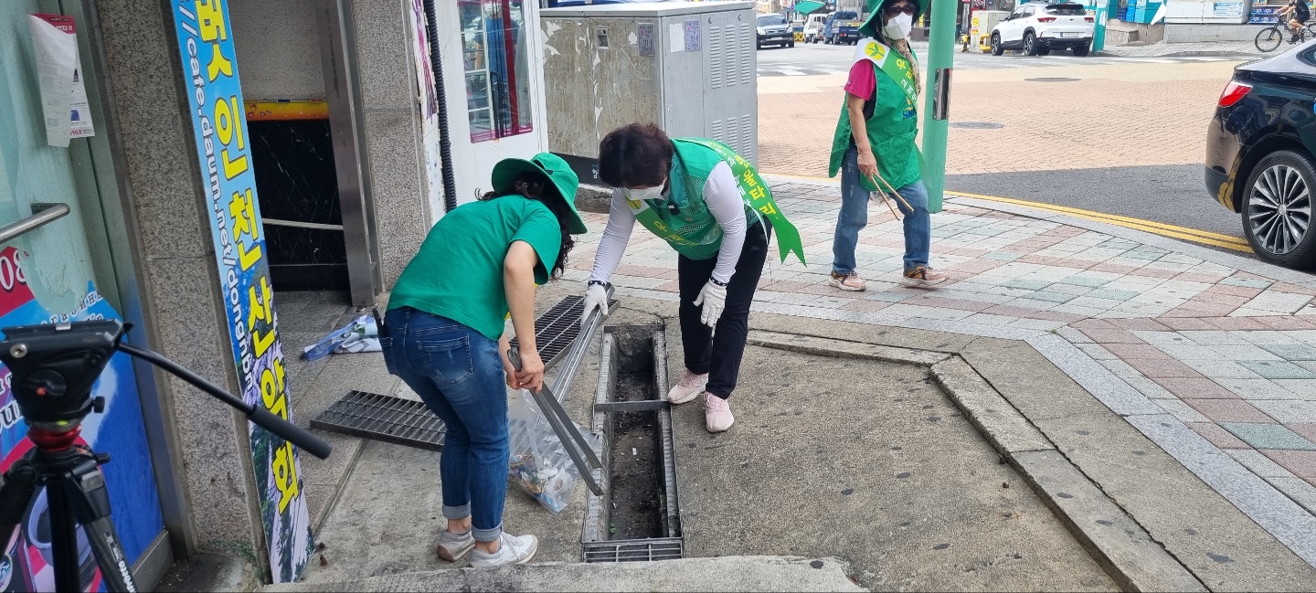 연수구새마을회, 고려인과 함께하는 함박마을 줍깅 활동의 2번째 이미지