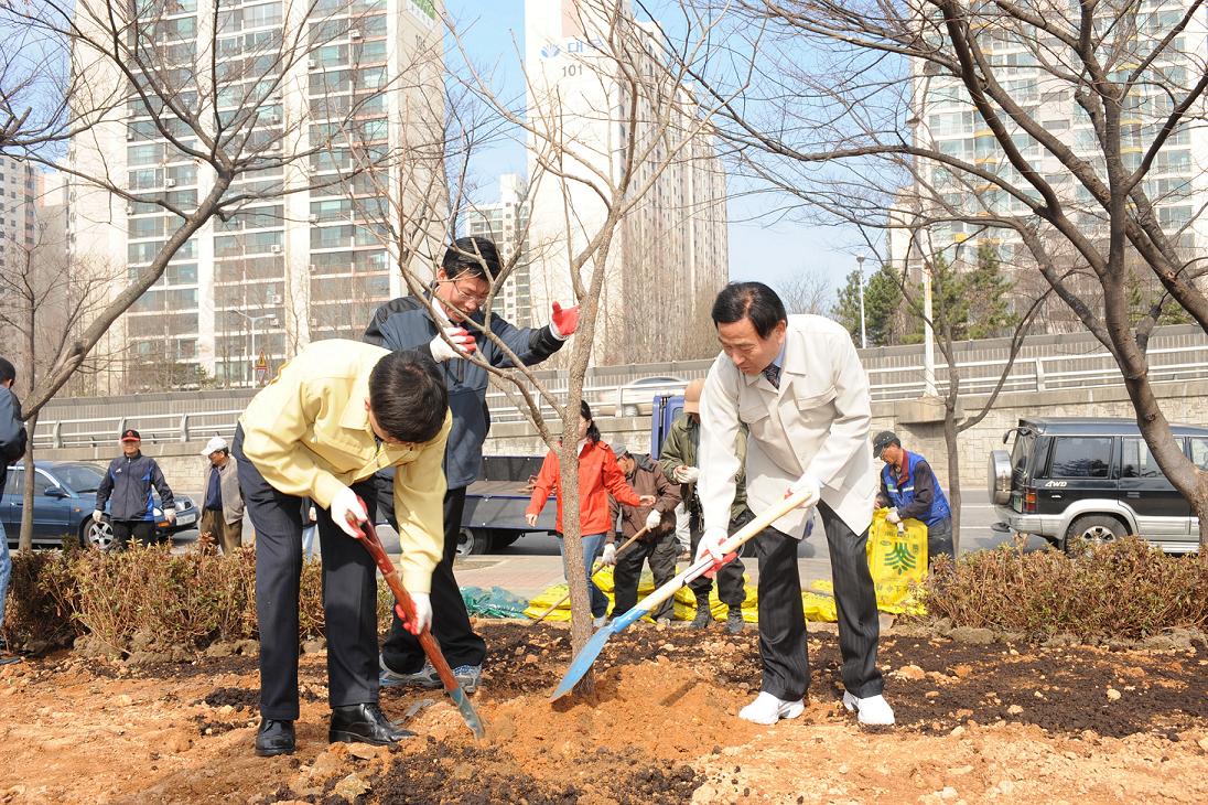 연수구, 유실수심기 사업과 연계한 식목일 나무심기 행사실시의 1번째 이미지