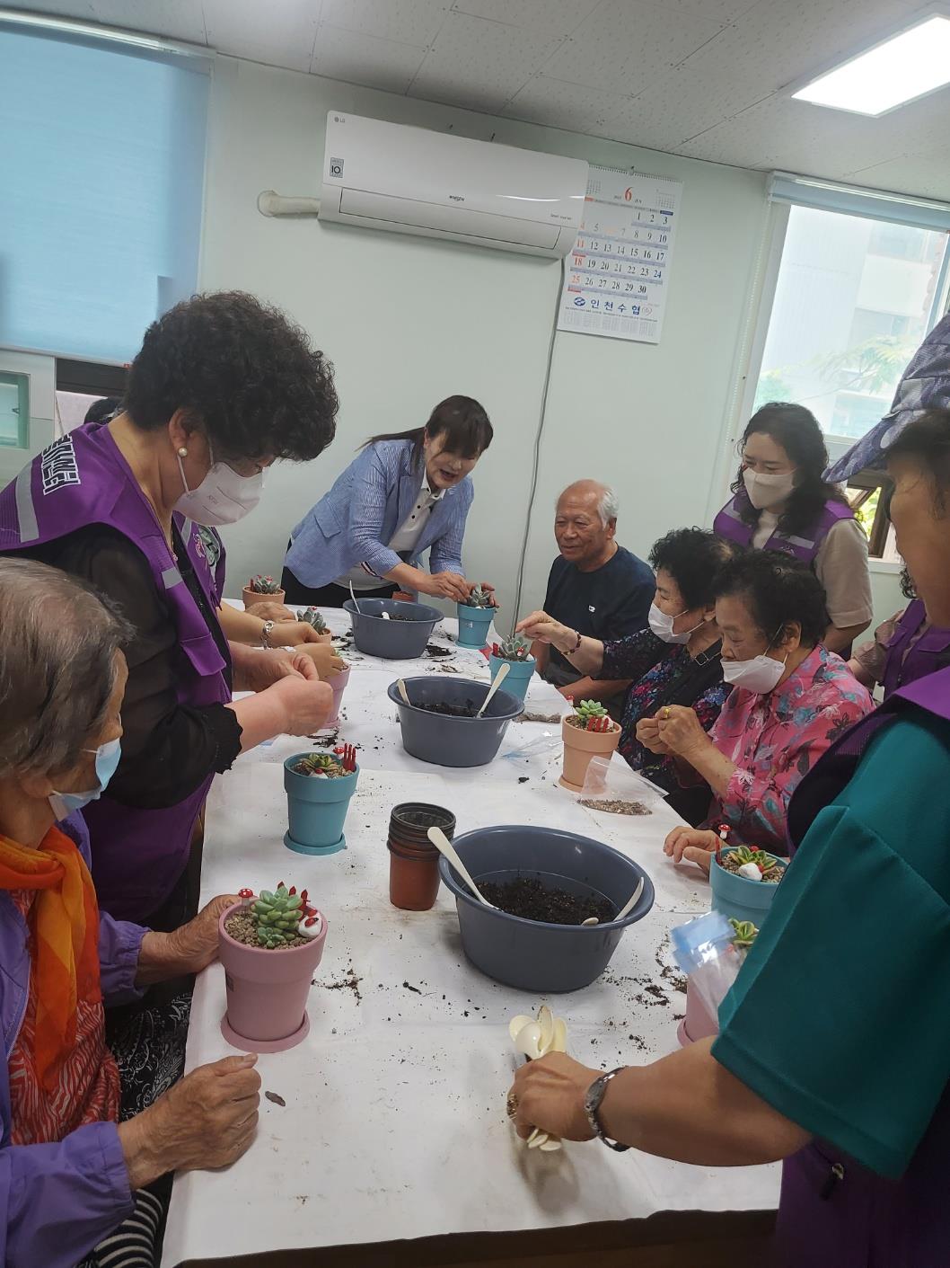 (연수구자원봉사센터) 동 거점 프로그램 - 동춘2동 대동아파트 경로당의 1번째 이미지