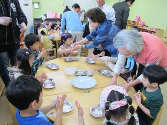 시니어 봉사단 아동과 함께하는 우리문화 화전만들기 체험활동 실시의 1번째 이미지