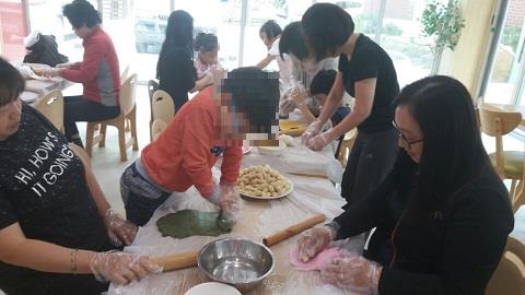 가족봉사단 사회복지시설 아동 정서지원 활동-바람떡만들기의 2번째 이미지