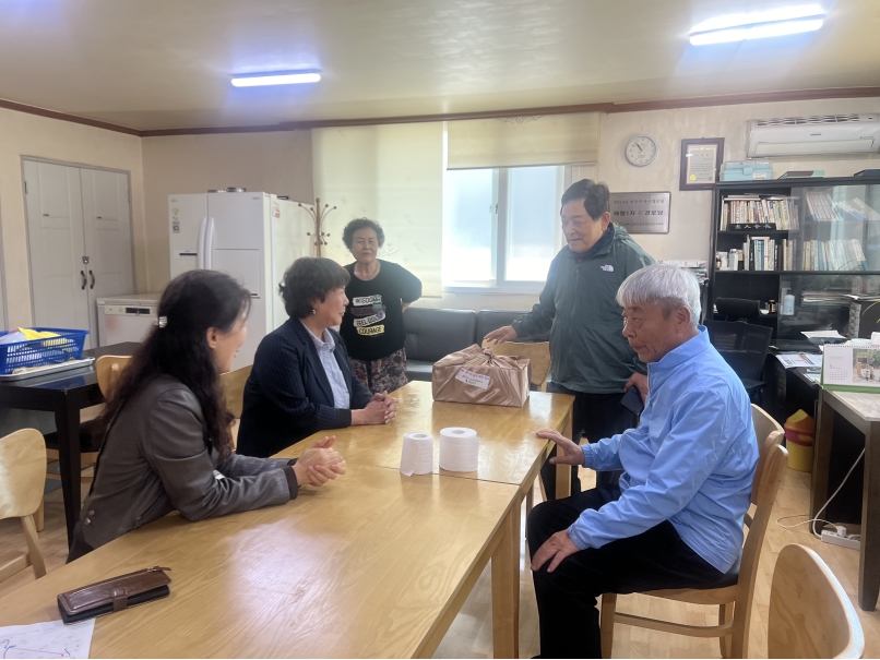 마음가득 사랑 품고 문안 인사-경로당 14개소 과일 전달 사진